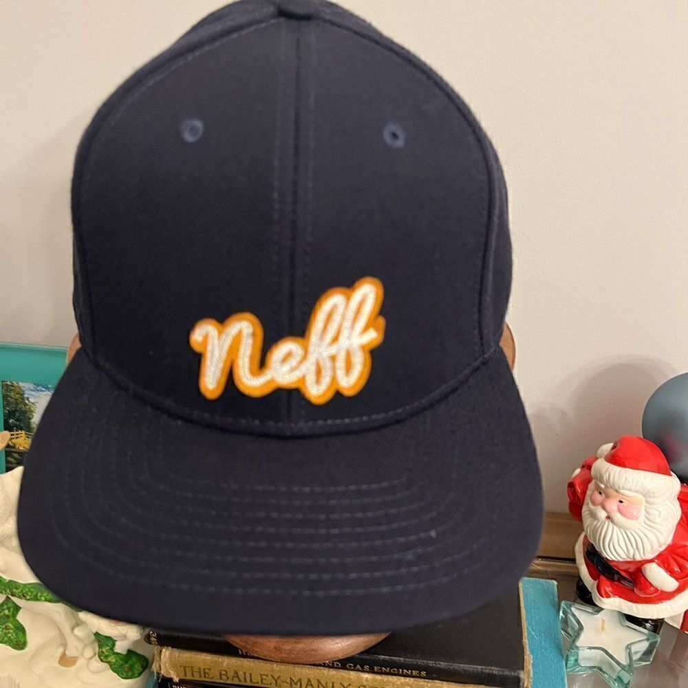 Men’s Neff small case cursive fitted SnapBack. - Picture 4 of 5